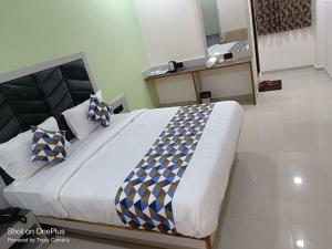 Postel nebo postele na pokoji v ubytování HOTEL SILVER INN SANAND
