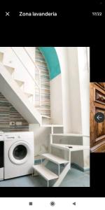 Habitación con escalera y lavadora. en Central, en Isquia