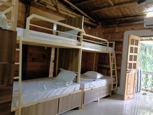 Giường trong phòng chung tại Jeet hostel and Stay Rooms
