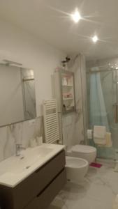 Et badeværelse på Kris Appartamento