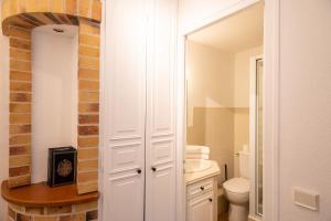 bagno bianco con servizi igienici e lavandino di Elegant Studio - Vincennes & Paris a Saint-Maurice