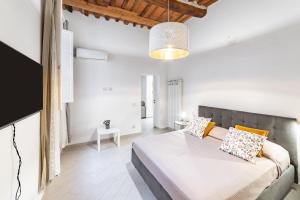 Ένα ή περισσότερα κρεβάτια σε δωμάτιο στο Hostly-Garden House San Lorenzo-Few steps to Tower