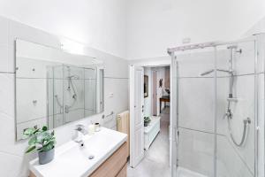 Ένα μπάνιο στο Hostly-Garden House San Lorenzo-Few steps to Tower +33 φωτογραφίες