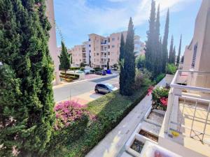 vista dal balcone di un edificio con strada di Elysia park rose apartment a Paphos