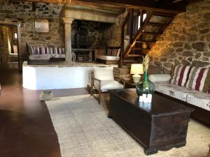 uma sala de estar com um sofá e uma mesa em Hotel Rural Casal do Mouro em Ambroa