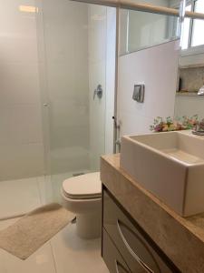 ein Badezimmer mit Waschbecken, Toilette und Dusche in der Unterkunft Casa de luxo alphaville in Goiânia + 17 Fotos