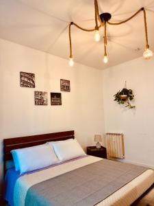 um quarto com uma cama com lençóis azuis e brancos em La casa dell’Appio em Roma