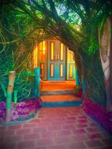 una entrada a una casa con un arco en Serendipity Lake Artistic Bungalow by Heidis Home en Nuwara Eliya