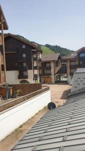 Una vista desde el tejado de un edificio con casas. en Duplex les Myrtilles LES CARROZ centre station, en Les Carroz d'Araches 48 fotos más