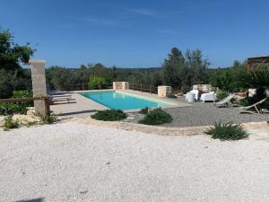 uma piscina no meio de um quintal em Trulli Santa Maria Odegitria Relais em Ostuni
