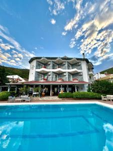un hotel con piscina frente a un edificio en Villa Anfora, en Datça