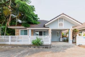 una cerca blanca frente a una casa en บ้านม่วนใจ๋กรีนวิว, en Ban Wang Pong