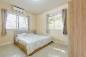 Postel nebo postele na pokoji v ubytování บ้านม่วนใจ๋กรีนวิว