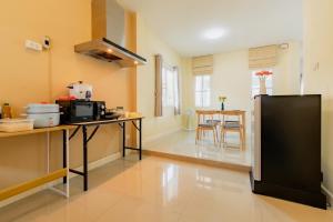 Kuchyň nebo kuchyňský kout v ubytování บ้านม่วนใจ๋กรีนวิว