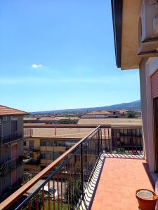 un balcone con vista su un edificio di Casa Giada a Fiumefreddo di Sicilia