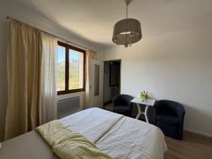 1 dormitorio con 1 cama, 2 sillas y ventana en Bnb Castellane Chambre d'Hotes B&B, en Castellane