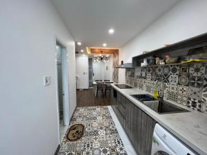 uma cozinha com um lavatório e uma bancada em FRIENDLY APARTMENT em Nha Trang