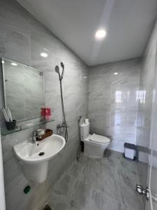 uma casa de banho com um lavatório e um WC em FRIENDLY APARTMENT em Nha Trang