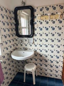 een badkamer met een wastafel en een spiegel bij Sea Front Noto in Noto Marina