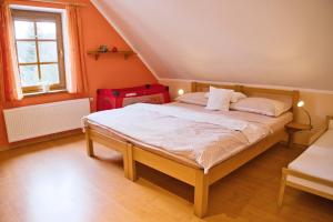 Postel nebo postele na pokoji v ubytování Chalupa Moravský Karlov, čti info od hostitele