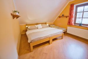 ein kleines Schlafzimmer mit einem Bett in einem Zimmer in der Unterkunft Chalupa Moravský Karlov in Červená Voda