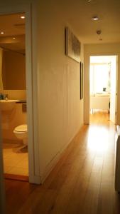 przedpokój z łazienką z toaletą i umywalką w obiekcie The Fitz Apartment w Dublinie