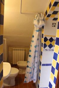 a bathroom with two toilets and a shower curtain at Appartamento borgo medioevale Rosa del Castello in Deruta +14 photos