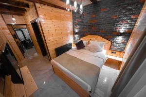 Tempat tidur dalam kamar di Abant Zümrüt Dağ Evi