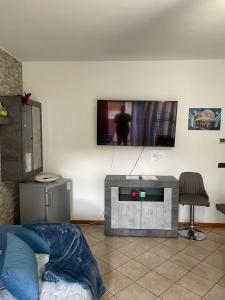 sala de estar con TV en la pared en Lussuoso Bilocale con parcheggio gratuito en Rovello Porro