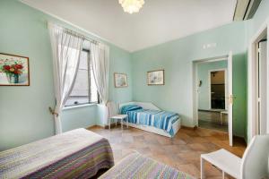 sypialnia z 2 łóżkami i oknem w obiekcie Casa Rosaria w mieście Atrani