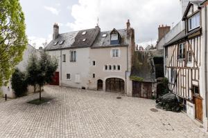 an empty street in a medieval town with buildings at La Loge Gogaille - Cloître - Accès autonome in Orléans