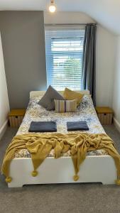 a bedroom with a large bed with a window at Cosy Vibes Central Cardiff House in Cardiff