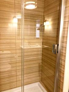 Un baño de Oasis de tranquilidad y estilo en Los Cristianos de Membrillo Suites