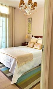 Una cama o camas en una habitación de Oasis de tranquilidad y estilo en Los Cristianos de Membrillo Suites 50 fotos más