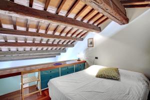 1 dormitorio con 1 cama, armarios azules y techos de madera en Giudecca, en Venecia