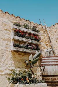 un edificio con cajas de flores en su lado en Agriturismo Balcone Mediterraneo - Camere, en Ragusa