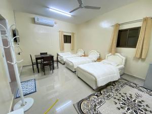Postel nebo postele na pokoji v ubytování SABKHA Apartment