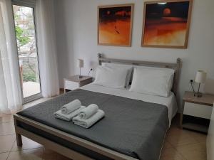 a bedroom with a bed with two towels on it at Meto Rooms in Sarandë
