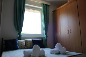 1 dormitorio con 1 cama con 2 almohadas en PARK Apartment en Bijeljina
