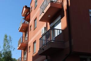 un edificio con balconi sul lato di PARK Apartment a Bijeljina