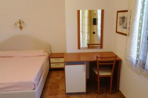 Postel nebo postele na pokoji v ubytování Bari Sardo Le More Suite 4