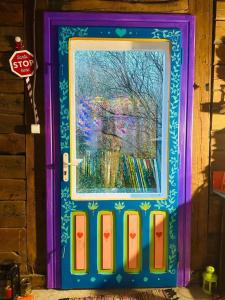 Una puerta colorida con una pintura. en Azyl Sygontka en Sygontka