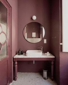 uma casa de banho com um lavatório e um espelho em Birgu No 25 apartment 2 em Birgu