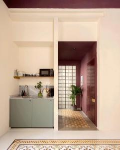 uma cozinha com um lavatório e um balcão em Birgu No 25 apartment 2 em Birgu