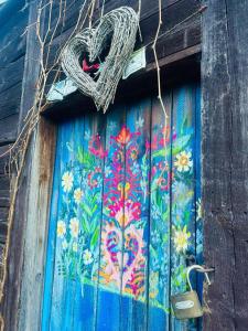 una puerta con un corazón pintado en ella en Azyl Sygontka en Sygontka