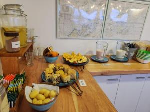 um balcão de cozinha com tigelas de fruta numa mesa em Hostería Aonikenk em Ushuaia