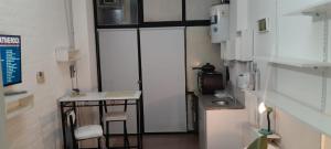 een kamer met een wastafel en 2 stoelen in een kamer bij Apartamento en Mendoza in La Cieneguita