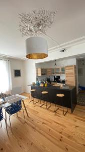 a kitchen with a table and chairs in a room at La Léonardine à deux pas du château royal in Amboise