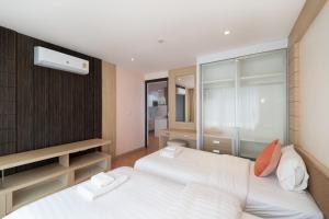 Patong Kalim Unparalleled Sea View B&B Resort客房内的一张或多张床位