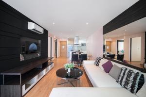 Patong Kalim Unparalleled Sea View B&B Resort的厨房或小厨房